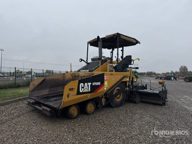 2010 Cat AP600D Wheel Asphalt Paver - Útburkológép: 2 kép. 2010 Cat AP600D Wheel Asphalt Paver - Útburkológép: 2 kép.