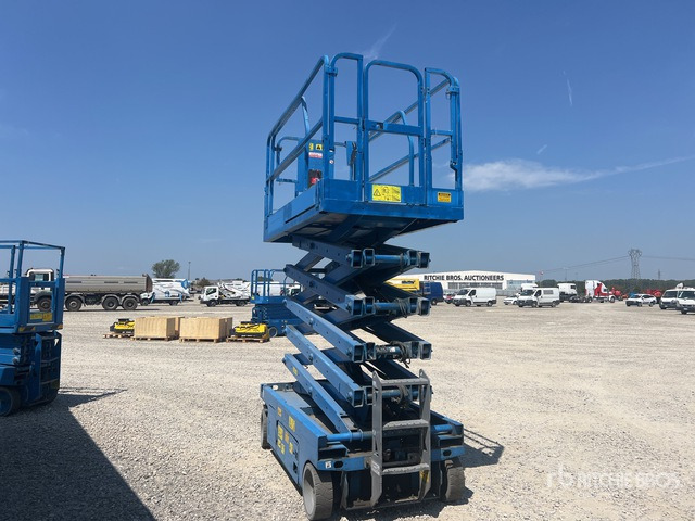 2010 Genie GS-3246 Electric Scissor Lift - Ollós emelő: 3 kép. 2010 Genie GS-3246 Electric Scissor Lift - Ollós emelő: 3 kép.