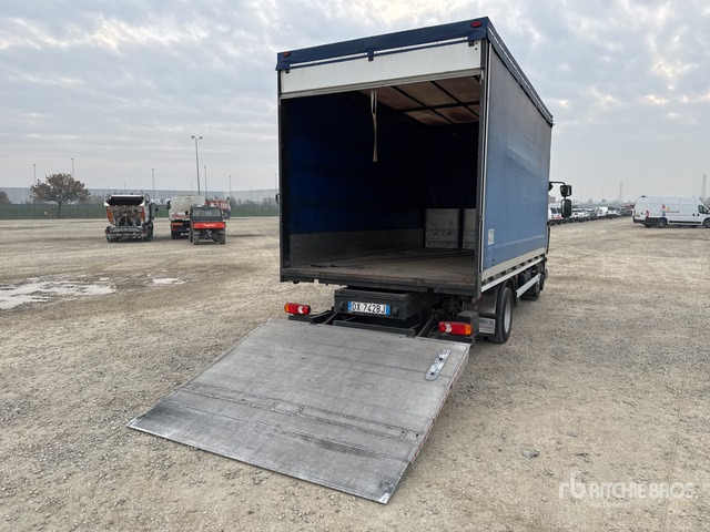 2010 Renault Midlum 215.75 4x2 Curtain Side Truck - Ponyvás teherautó: 4 kép. 2010 Renault Midlum 215.75 4x2 Curtain Side Truck - Ponyvás teherautó: 4 kép.