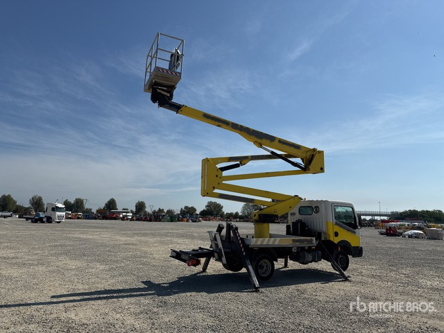 2011 Nissan Cabstar 2011 Socage DA320 20 m on Bucket Truck - Emelőkosaras teherautó: 3 kép. 2011 Nissan Cabstar 2011 Socage DA320 20 m on Bucket Truck - Emelőkosaras teherautó: 3 kép.