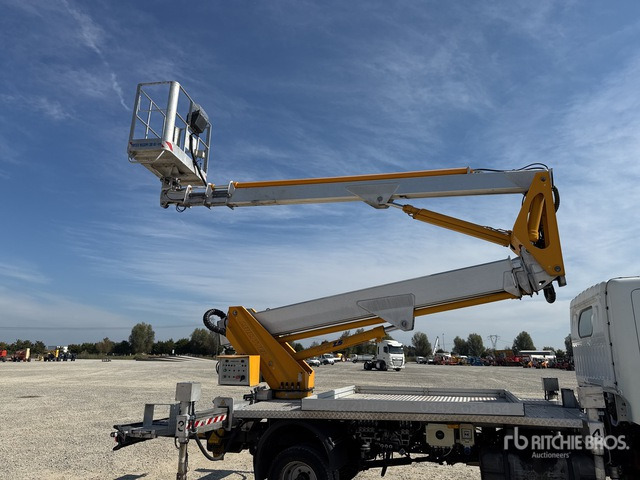 2011 Nissan Cabstar 35 - 11 2011 Multitel Pagliero MX250EX ... Bucket Truck - Emelőkosaras teherautó: 5 kép. 2011 Nissan Cabstar 35 - 11 2011 Multitel Pagliero MX250EX ... Bucket Truck - Emelőkosaras teherautó: 5 kép.
