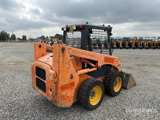 2012 Komatsu SK714-2 High Flow Skid Steer Loader - Mini homlokrakodó: 3 kép. 2012 Komatsu SK714-2 High Flow Skid Steer Loader - Mini homlokrakodó: 3 kép.