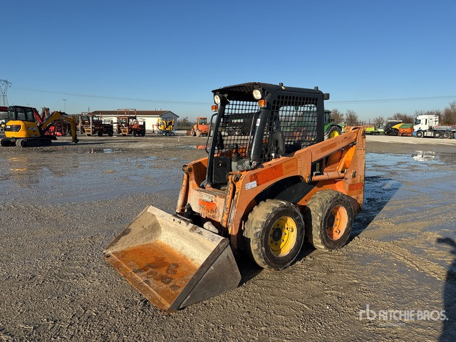 2012 Komatsu SK714-2 Skid Steer Loader - Mini homlokrakodó: 1 kép. 2012 Komatsu SK714-2 Skid Steer Loader - Mini homlokrakodó: 1 kép.