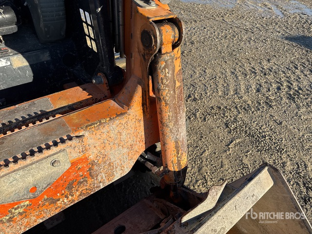 2012 Komatsu SK714-2 Skid Steer Loader - Mini homlokrakodó: 4 kép. 2012 Komatsu SK714-2 Skid Steer Loader - Mini homlokrakodó: 4 kép.