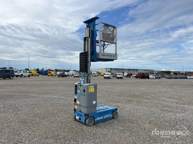 2015 Genie GR-12 Vertical Mast Lift - Oszlopos személyemelő: 4 kép. 2015 Genie GR-12 Vertical Mast Lift - Oszlopos személyemelő: 4 kép.