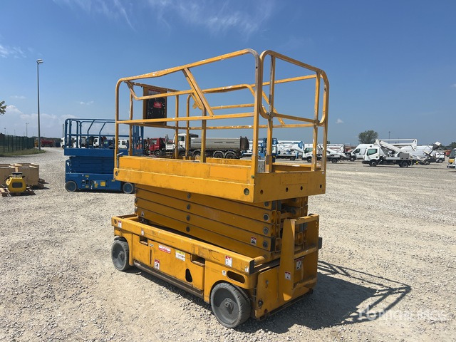 2015 Haulotte Compact 12 Electric (Inoperable) Scissor Lift - Ollós emelő: 3 kép. 2015 Haulotte Compact 12 Electric (Inoperable) Scissor Lift - Ollós emelő: 3 kép.