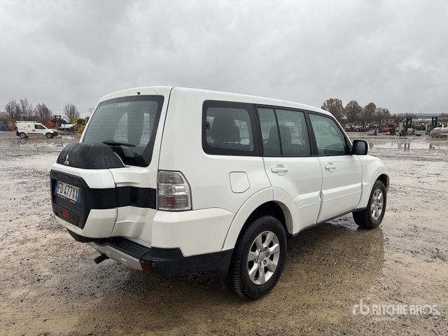 2016 Mitsubishi Pajero 3.2 LWB 4WD SUV - Terepjáró/ SUV: 3 kép. 2016 Mitsubishi Pajero 3.2 LWB 4WD SUV - Terepjáró/ SUV: 3 kép.
