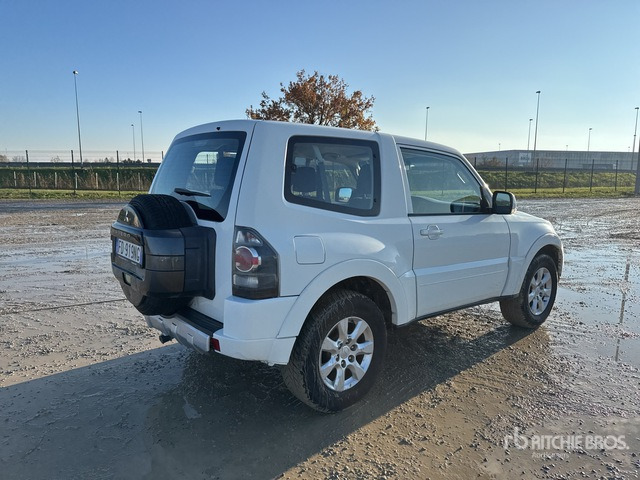 2016 Mitsubishi Pajero 3.2 SWB 4WD SUV - Terepjáró/ SUV: 3 kép. 2016 Mitsubishi Pajero 3.2 SWB 4WD SUV - Terepjáró/ SUV: 3 kép.
