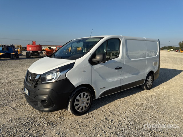 2017 Nissan NV300 Autocarro furgonato - Kis furgon: 2 kép. 2017 Nissan NV300 Autocarro furgonato - Kis furgon: 2 kép.