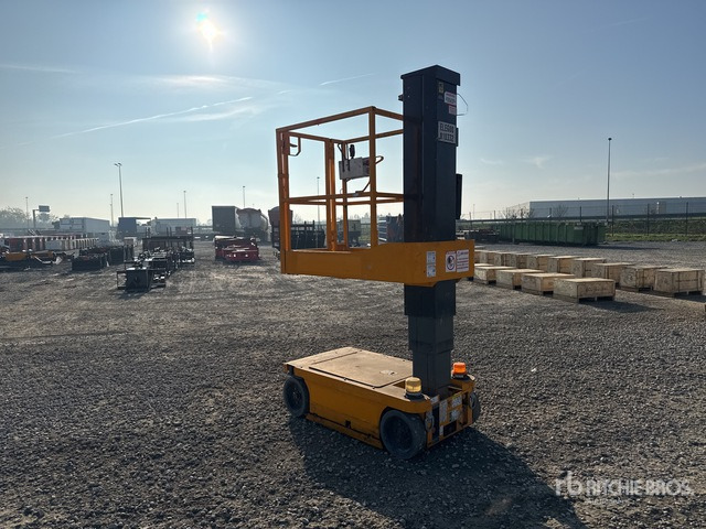 2017 Skyjack SJ12 Vertical Mast Lift - Oszlopos személyemelő: 2 kép. 2017 Skyjack SJ12 Vertical Mast Lift - Oszlopos személyemelő: 2 kép.