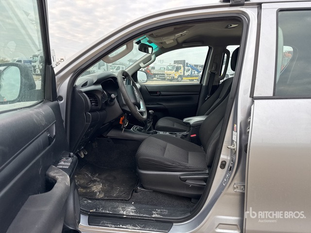 2019 Toyota Hilux Crew Cab Pickup - Pickup: 4 kép. 2019 Toyota Hilux Crew Cab Pickup - Pickup: 4 kép.