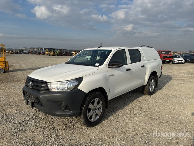 2020 Toyota Hilux Crew Cab Pickup - Pickup: 2 kép. 2020 Toyota Hilux Crew Cab Pickup - Pickup: 2 kép.