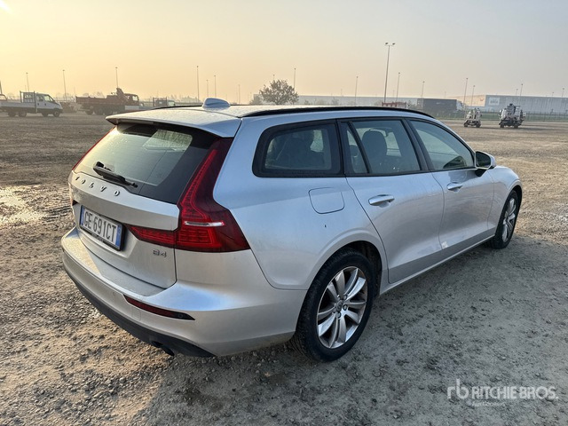 2021 Volvo V60 SW B4 D AUTOM. MOMENTUM BUSINESS Station Wagon - Kombi: 4 kép. 2021 Volvo V60 SW B4 D AUTOM. MOMENTUM BUSINESS Station Wagon - Kombi: 4 kép.