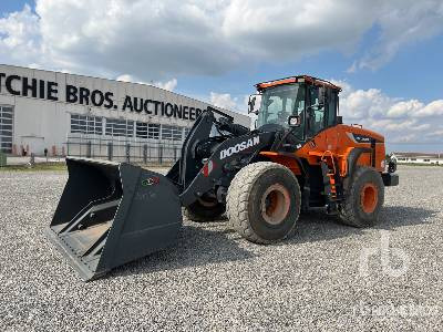 DOOSAN DL300-5 - Gumikerekes homlokrakodó: 1 kép. DOOSAN DL300-5 - Gumikerekes homlokrakodó: 1 kép.
