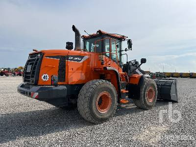 DOOSAN DL300-5 - Gumikerekes homlokrakodó: 3 kép. DOOSAN DL300-5 - Gumikerekes homlokrakodó: 3 kép.