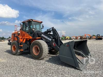 DOOSAN DL300-5 - Gumikerekes homlokrakodó: 4 kép. DOOSAN DL300-5 - Gumikerekes homlokrakodó: 4 kép.