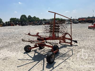 KUHN GA381GM - Szénaforgató: 3 kép. KUHN GA381GM - Szénaforgató: 3 kép.