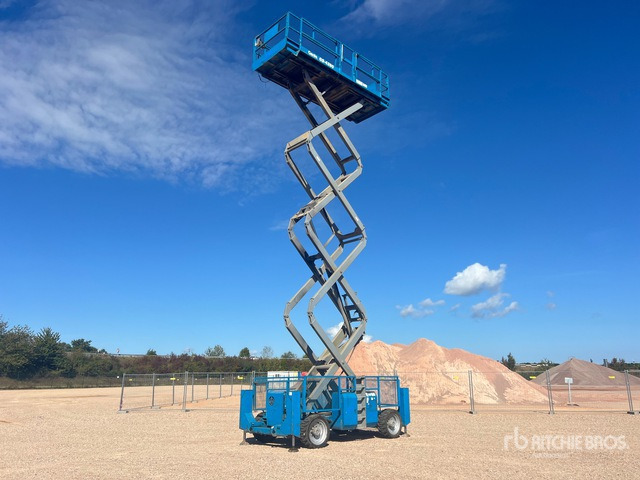 2001 Genie GS4390 4x4 Nacelle Ciseaux Scissor Lift - Ollós emelő: 3 kép. 2001 Genie GS4390 4x4 Nacelle Ciseaux Scissor Lift - Ollós emelő: 3 kép.