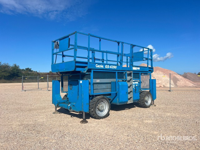 2001 Genie GS4390 4x4 Nacelle Ciseaux Scissor Lift - Ollós emelő: 1 kép. 2001 Genie GS4390 4x4 Nacelle Ciseaux Scissor Lift - Ollós emelő: 1 kép.