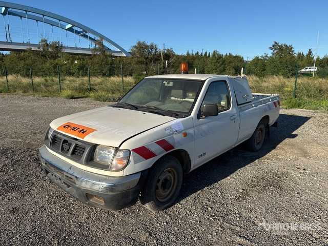 2001 Nissan 4x2 Pickup - Pickup: 2 kép. 2001 Nissan 4x2 Pickup - Pickup: 2 kép.