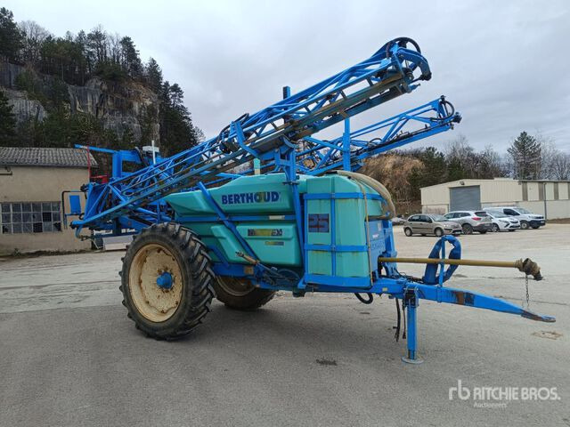 2005 Berthoud Racer 25 20 m S/A Pull-Type Sprayer - Vontatott permetezők: 2 kép. 2005 Berthoud Racer 25 20 m S/A Pull-Type Sprayer - Vontatott permetezők: 2 kép.