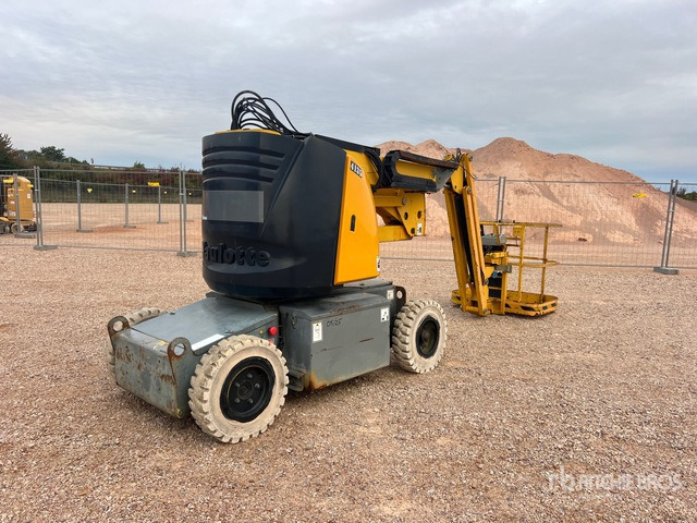 2006 Haulotte HA12IP 2WD Electric Nacelle Articulee Articulating Boom Lift - Személyemelő: 1 kép. 2006 Haulotte HA12IP 2WD Electric Nacelle Articulee Articulating Boom Lift - Személyemelő: 1 kép.