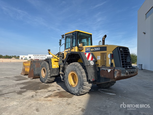 2006 Komatsu WA-380-5 Chargeuse Sur Pneus Wheel Loader - Gumikerekes homlokrakodó: 2 kép. 2006 Komatsu WA-380-5 Chargeuse Sur Pneus Wheel Loader - Gumikerekes homlokrakodó: 2 kép.