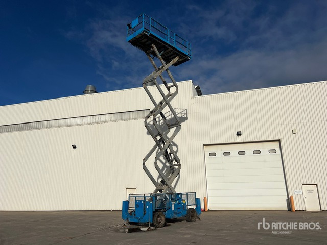 2007 Genie GS4390 4x4 Nacelle Ciseau Diesel Scissor Lift - Ollós emelő: 2 kép. 2007 Genie GS4390 4x4 Nacelle Ciseau Diesel Scissor Lift - Ollós emelő: 2 kép.