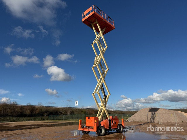 2007 JLG 4394RT 4x4 Diesel Nacelle Ciseau Scissor Lift - Ollós emelő: 2 kép. 2007 JLG 4394RT 4x4 Diesel Nacelle Ciseau Scissor Lift - Ollós emelő: 2 kép.