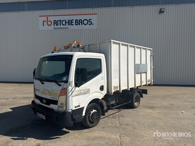 2007 Nissan Cabstar 35.11 4x2 Camion Benne Dump Truck: Light Duty - Billenőplatós teherautó: 2 kép. 2007 Nissan Cabstar 35.11 4x2 Camion Benne Dump Truck: Light Duty - Billenőplatós teherautó: 2 kép.