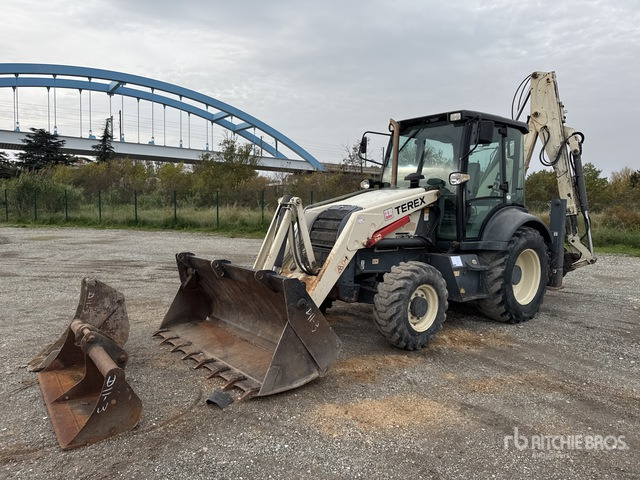 2007 Terex 820 4x4 Chargeuse Pelleteuse Backhoe Loader - Kotrórakodó: 1 kép. 2007 Terex 820 4x4 Chargeuse Pelleteuse Backhoe Loader - Kotrórakodó: 1 kép.