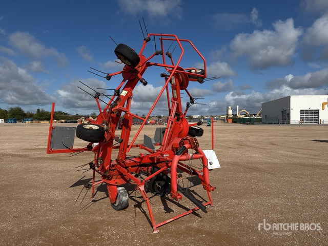2009 Kuhn GF6502 6.5 m 3-Point 6 Rotor Faneuse Hay Tedder - Szénaforgató: 1 kép. 2009 Kuhn GF6502 6.5 m 3-Point 6 Rotor Faneuse Hay Tedder - Szénaforgató: 1 kép.
