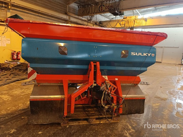 2009 Sulky X36 36 m 3-Point 3200 L Fertilizer Spreader - Szárzúzó/ Mulcsozó: 2 kép. 2009 Sulky X36 36 m 3-Point 3200 L Fertilizer Spreader - Szárzúzó/ Mulcsozó: 2 kép.