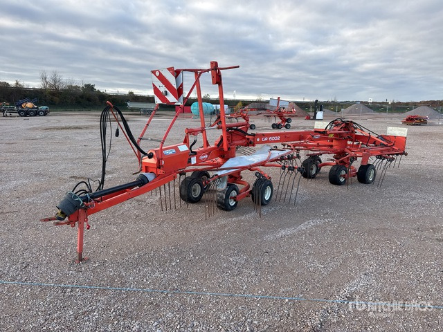 2011 Kuhn GA 6002 6 m Semi-Mount 2 Rotor Andaineur Hay Rake - Szénaforgató: 1 kép. 2011 Kuhn GA 6002 6 m Semi-Mount 2 Rotor Andaineur Hay Rake - Szénaforgató: 1 kép.