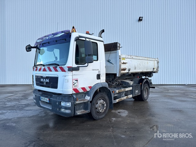 2011 MAN TGM15.250 4x2 Camion Ampliroll Roll-Off Truck - Horgos rakodó teherautó: 1 kép. 2011 MAN TGM15.250 4x2 Camion Ampliroll Roll-Off Truck - Horgos rakodó teherautó: 1 kép.
