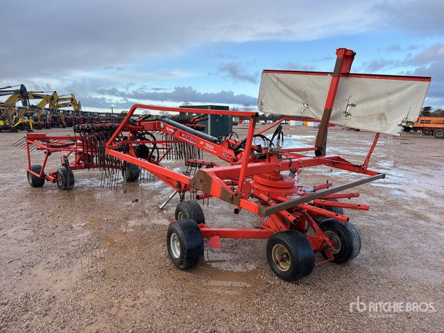 2012 Kuhn GA 7932 7.8 m Semi-Mount 2 Rotor Andaineur Hay Rake - Szénaforgató: 2 kép. 2012 Kuhn GA 7932 7.8 m Semi-Mount 2 Rotor Andaineur Hay Rake - Szénaforgató: 2 kép.