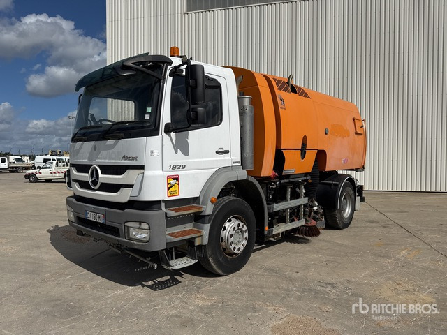 2012 Mercedes-Benz AXOR 1829 Eurovoirie on Balayeuse Sweeper Truck - Utcaseprő gép: 1 kép. 2012 Mercedes-Benz AXOR 1829 Eurovoirie on Balayeuse Sweeper Truck - Utcaseprő gép: 1 kép.
