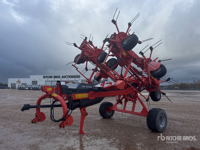 2013 Kuhn GF 8702 TG2 8.7 m Semi-Mount 8 Rotor Faneuse Hay Tedder - Szénaforgató: 1 kép. 2013 Kuhn GF 8702 TG2 8.7 m Semi-Mount 8 Rotor Faneuse Hay Tedder - Szénaforgató: 1 kép.