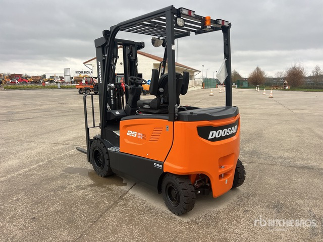 2023 Doosan B25X-7 PLUS 2500 kg Chariot Elevateur Elect ... Electric Forklift - Elektromos targonca: 4 kép. 2023 Doosan B25X-7 PLUS 2500 kg Chariot Elevateur Elect ... Electric Forklift - Elektromos targonca: 4 kép.
