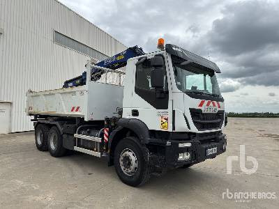 IVECO TRAKKER 410 EEV 2013 Fassi F133 5580 kg on 6x4 ... - Billenőplatós teherautó: 5 kép. IVECO TRAKKER 410 EEV 2013 Fassi F133 5580 kg on 6x4 ... - Billenőplatós teherautó: 5 kép.