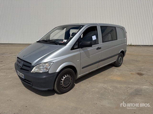 2011 Mercedes-Benz Vito CDI Vehicule Utilitaire Cargo Van - Kisteherautó: 2 kép. 2011 Mercedes-Benz Vito CDI Vehicule Utilitaire Cargo Van - Kisteherautó: 2 kép.