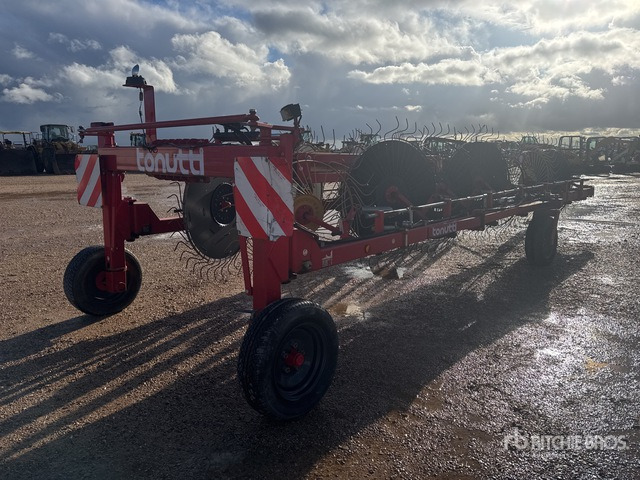 Tonutti Dominator v14Pro Hay Rake - Szénaforgató: 3 kép. Tonutti Dominator v14Pro Hay Rake - Szénaforgató: 3 kép.