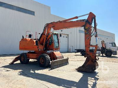VOLVO EW160D Pelle Sur Pneus - Gumikerekes kotró: 4 kép. VOLVO EW160D Pelle Sur Pneus - Gumikerekes kotró: 4 kép.