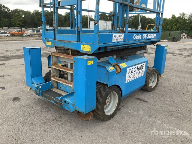 2008 Genie GS3268 4x4 Diesel Scissor Lift - Ollós emelő: 5 kép. 2008 Genie GS3268 4x4 Diesel Scissor Lift - Ollós emelő: 5 kép.