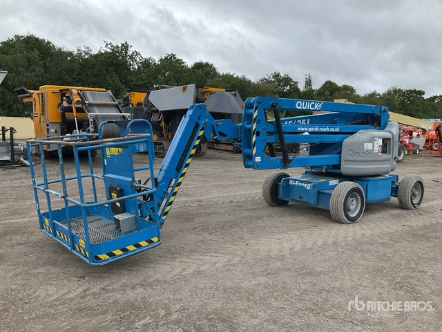 2011 Genie Z4525J 2WD Hybrid Articulating Boom Lift - Személyemelő: 2 kép. 2011 Genie Z4525J 2WD Hybrid Articulating Boom Lift - Személyemelő: 2 kép.