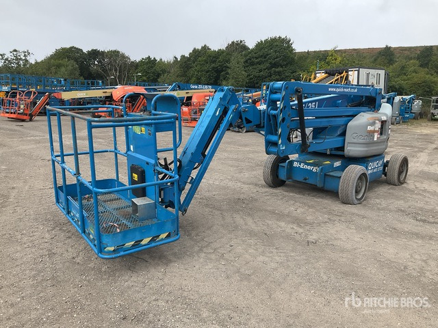 2011 Genie Z4525J 2WD Hybrid Articulating Boom Lift - Személyemelő: 2 kép. 2011 Genie Z4525J 2WD Hybrid Articulating Boom Lift - Személyemelő: 2 kép.