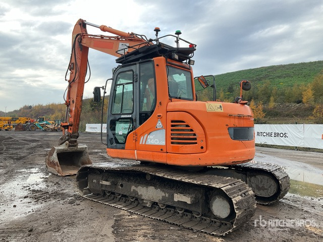 2013 Doosan DX140LCR Tracked Excavator - Lánctalpas kotró: 3 kép. 2013 Doosan DX140LCR Tracked Excavator - Lánctalpas kotró: 3 kép.