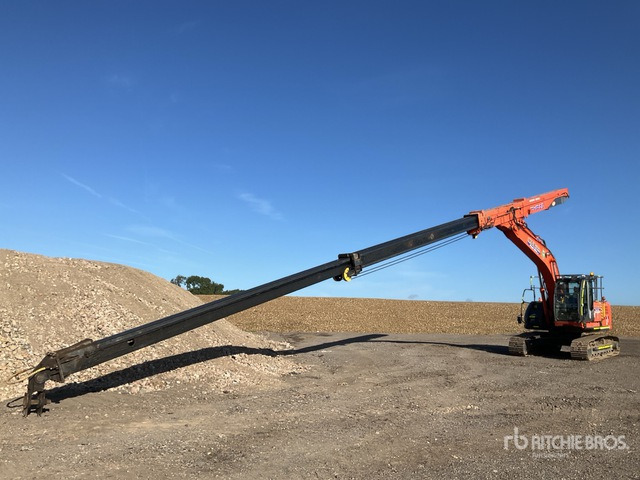 2013 Hitachi ZX225USRLC-3 Telescopic Excavator Tracked Excavator - Lánctalpas kotró: 2 kép. 2013 Hitachi ZX225USRLC-3 Telescopic Excavator Tracked Excavator - Lánctalpas kotró: 2 kép.