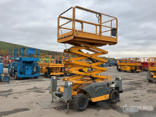 2014 Haulotte Compact 12DX 4x4 Diesel Scissor Lift - Ollós emelő: 1 kép. 2014 Haulotte Compact 12DX 4x4 Diesel Scissor Lift - Ollós emelő: 1 kép.