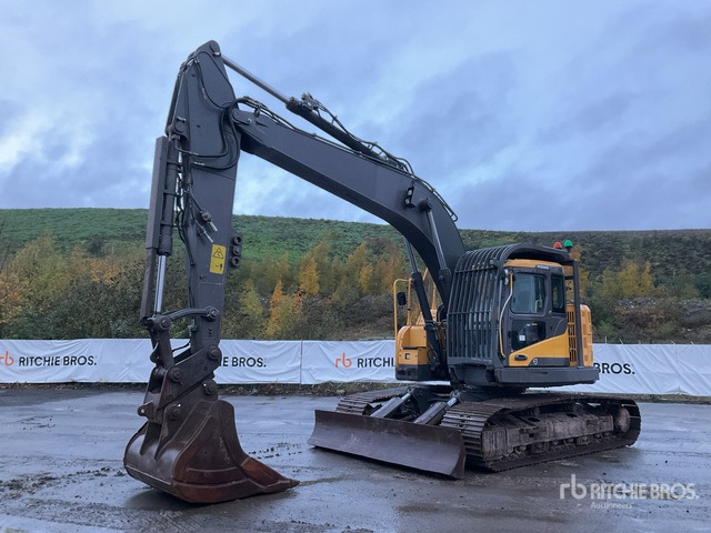 2014 Volvo ECR235DL Tracked Excavator - Lánctalpas kotró: 2 kép. 2014 Volvo ECR235DL Tracked Excavator - Lánctalpas kotró: 2 kép.